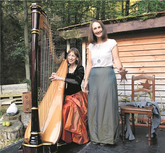 Bescherten den Gästen einen stimmungsvollen Abend (von links): Harfenistin Veronika Ponzer und Erzählerin Sandra Sonnentag. Foto: E. Klaper
