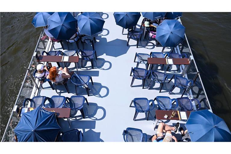 Beschirmt gegen die Sonne - Touristen auf der Spree