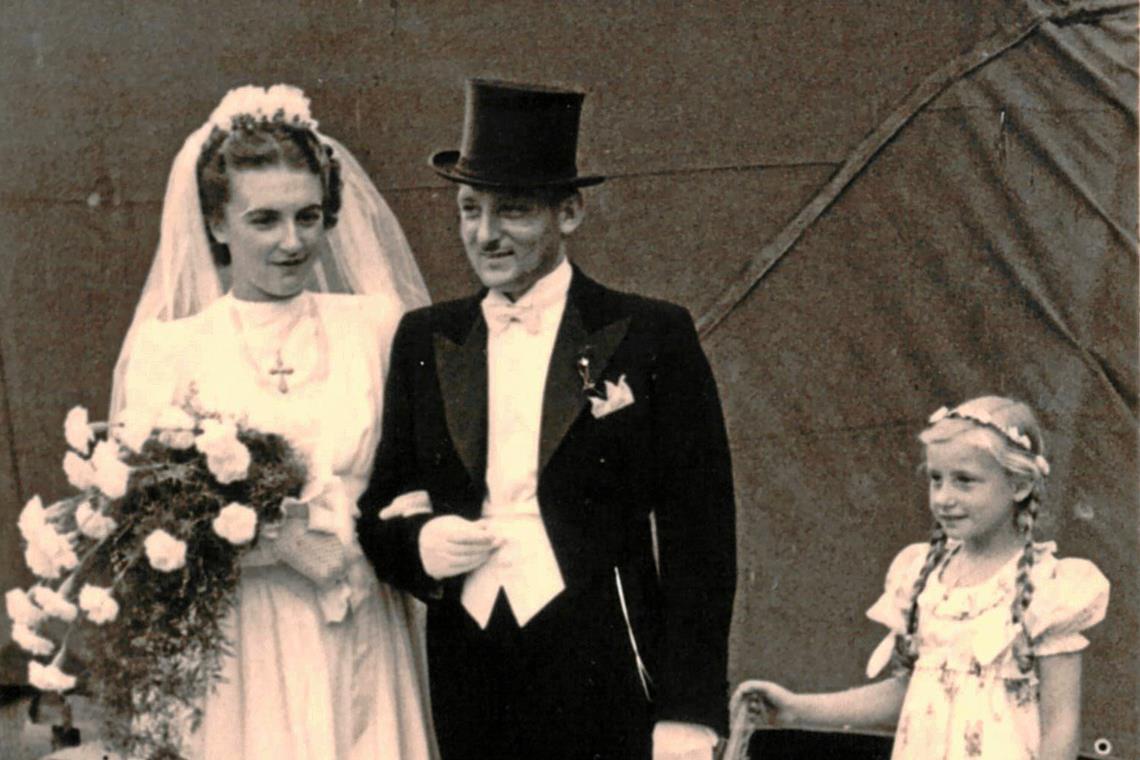 Erste Leistungsschau nach dem Krieg Besonderer Höhepunkt bei der Modenschau: Hildegard Sträb, verheiratete Hampel, trat als Braut auf, den Bräutigam gab Schneidermeister Eugen Pfitzer. Foto: Annemarie Meindl