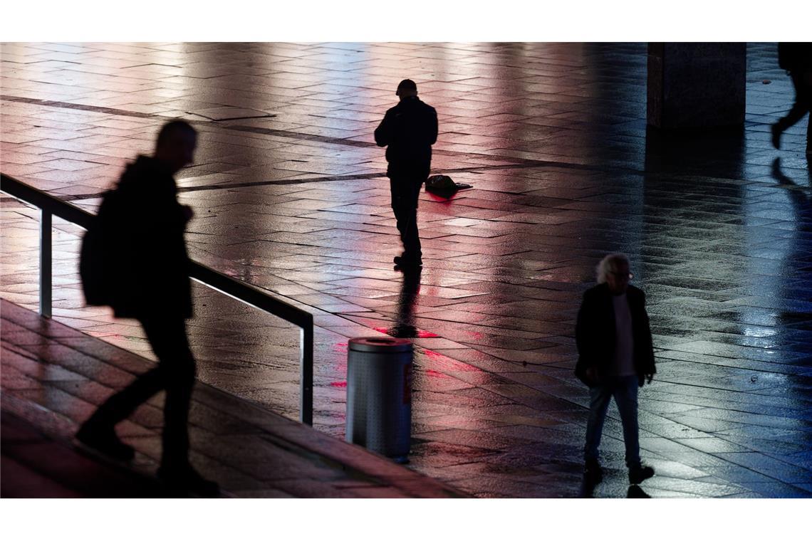 Besonders Abends trauen sich viele Frauen nicht mehr anb öffentliche Orte (Symbolbild).