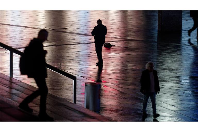 Besonders Abends trauen sich viele Frauen nicht mehr anb öffentliche Orte (Symbolbild).