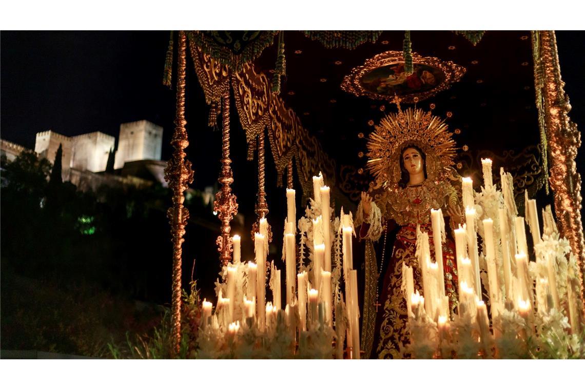 Besonders eindrucksvoll sind die Prozessionen im Süden Spaniens.