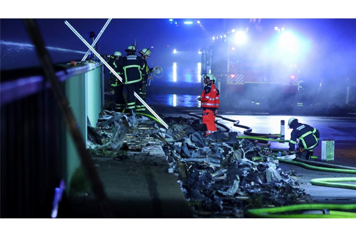 Besonders gefährlich war der Einsatz aufgrund der umherfliegenden Metallteile. Gasdruckbehälter explodierten immer wieder im Feuer.
