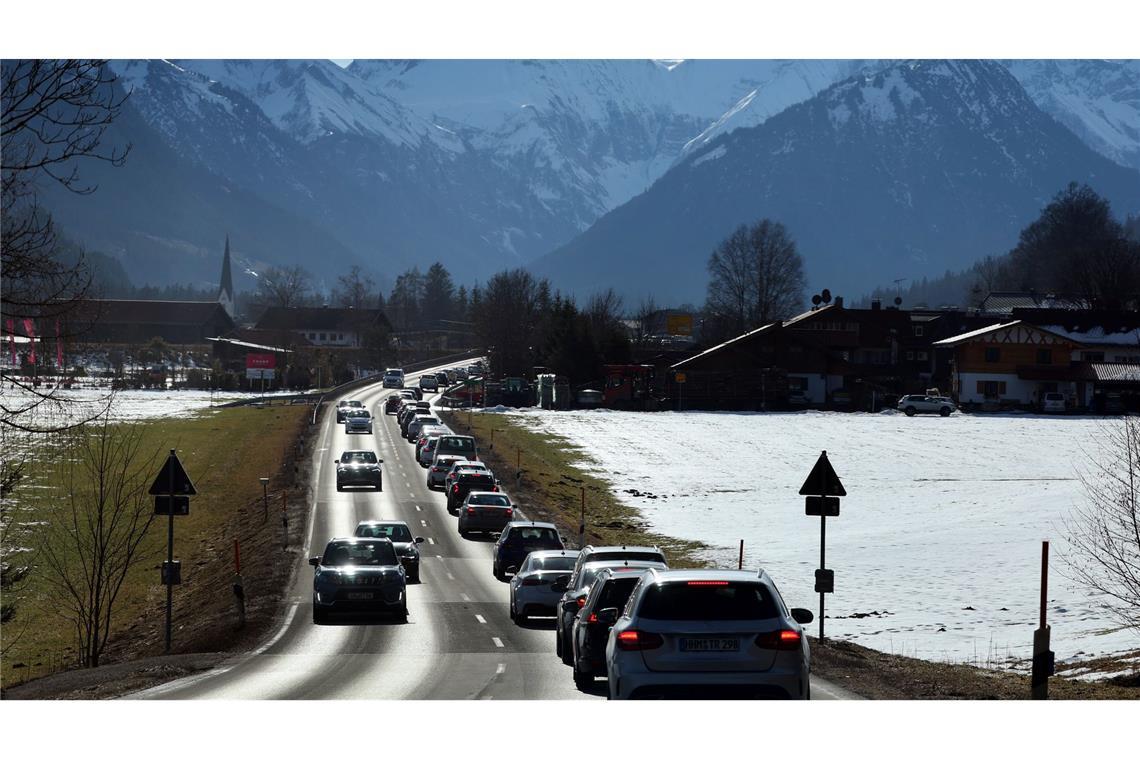 Autofahrer müssen am Wochenende mit vollen Straßen rechnen Besonders hoch ist die Staugefahr laut ADAC auf dem Weg in die Berge. (Archivbild)