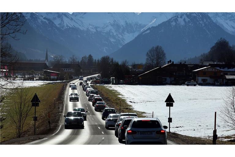 Besonders hoch ist die Staugefahr laut ADAC auf dem Weg in die Berge. (Archivbild)
