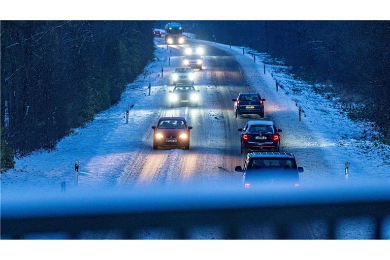 Besonders im Süden und im Osten müssen sich Autofahrer am Dienstag auf glatte Straßen einstellen.