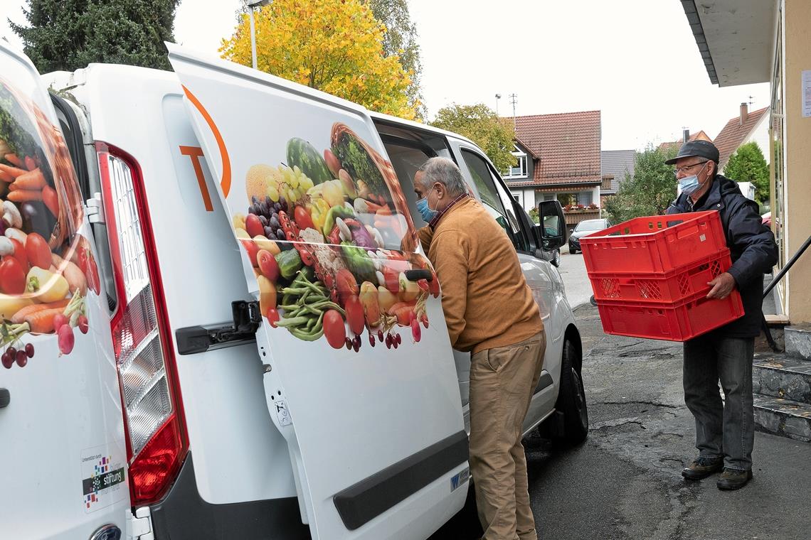 Besonders montags und donnerstags, wenn die Waren abgeholt werden, sind die Ehrenamtlichen der Tafel gefragt. Erich Ellinger (72, links) und Manfred Geiger (77) helfen beim Verladen. Foto: J. Fiedler