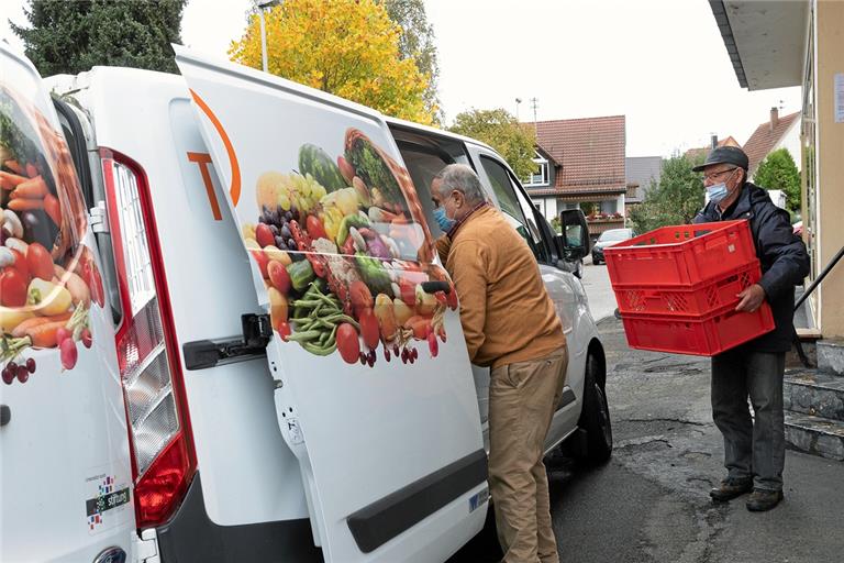 Besonders montags und donnerstags, wenn die Waren abgeholt werden, sind die Ehrenamtlichen der Tafel gefragt. Erich Ellinger (72, links) und Manfred Geiger (77) helfen beim Verladen. Foto: J. Fiedler