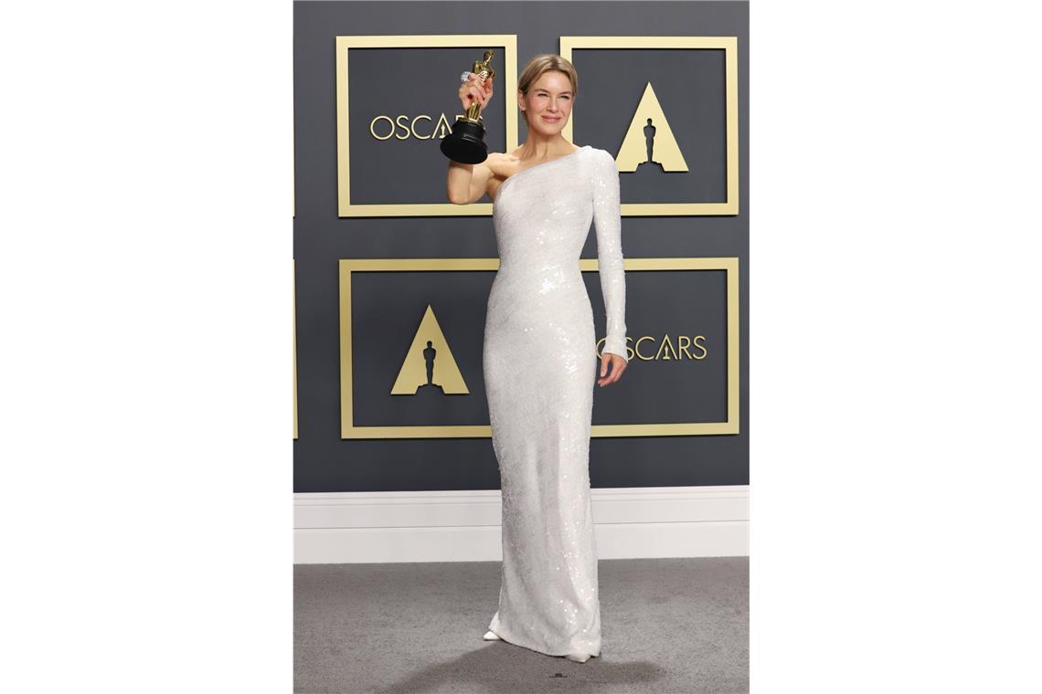 Die schönsten Oscar-Kleider aller Zeiten Besser geht nicht – Renée Zellweger setzte 2020 mit dieser stahlendweiß glitzernden asymmetrisch geschnittenen Armani-Privé-Robe Maßstäbe. Der vielleicht beste Look der 92. Oscars.