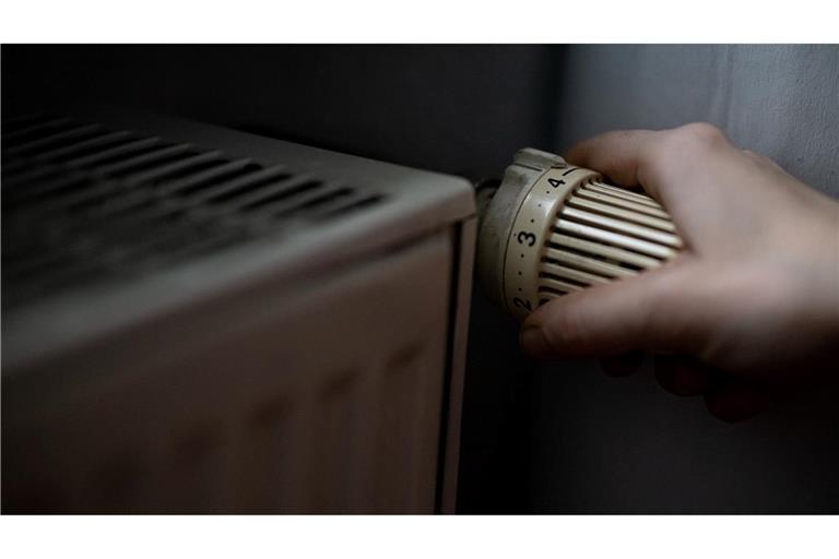 Besser mal runterdrehen - Heizen kann teuer sein. (Symbolbild)