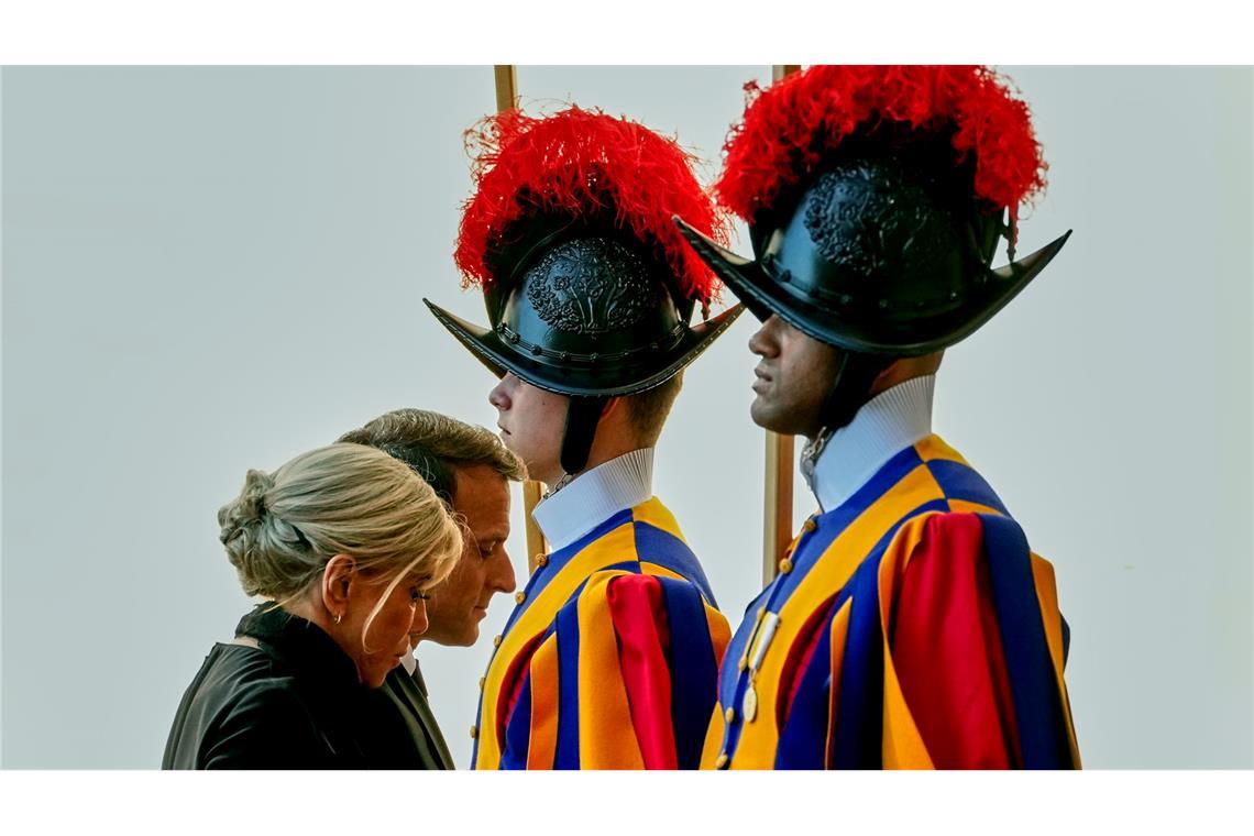 Besuch im Vatikan: Der französische Präsident Emmanuel Macron und seine Frau Brigitte sind auf dem Weg, den Papst zu treffen.