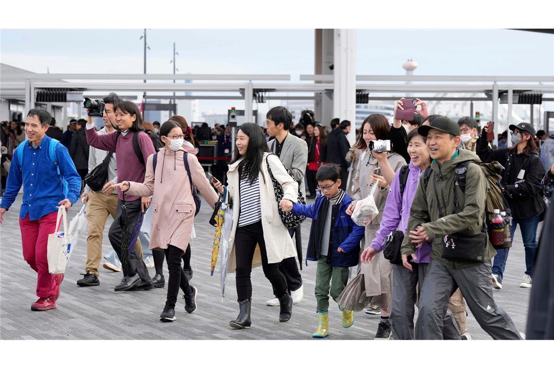 Bilder des Tages Besucher betreten das Gelände am Eröffnungstag der Osaka Expo 2025 in Osaka.