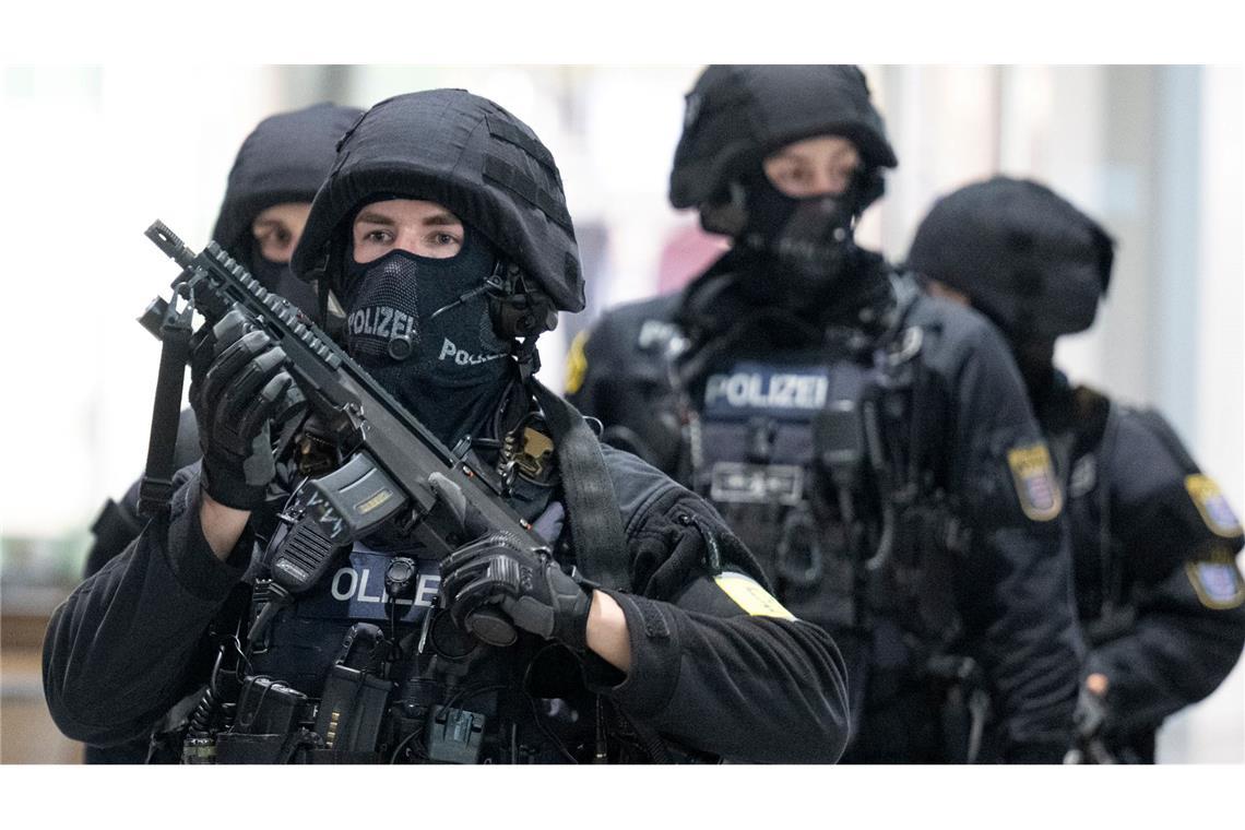 Besucher flohen, es gab Verletzte. Die Polizei sieht aktuell keine Gefahr mehr.