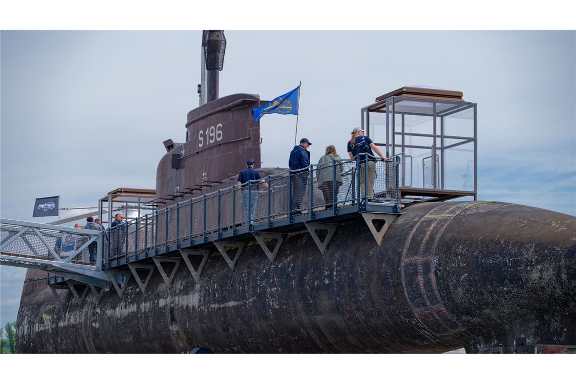 Ein U-Boot zum Staunen und Hören: U17 ist nun zugänglich Besucher gehen über einen Steg am Marine U-Boot U17 entlang.
