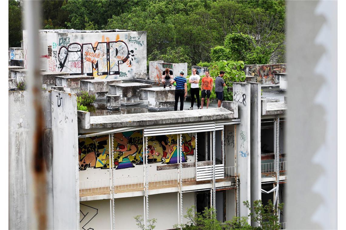 Morbide Lost Places in kroatischem Urlaubsort Besucher genießen einen leisen Grusel im bröckelnden Beton.