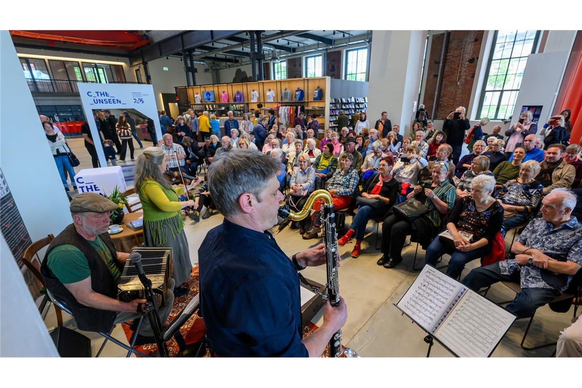 Besucher lauschen in der Hartmannfabrik einem Konzert der „Werkskapelle Naunhof“. Die historische Fabrikhalle wurde für die Kulturhauptstadt umfassend saniert und war als Besucherzentrum für viele Gäste erster Anlaufpunkt. (Archivbild)