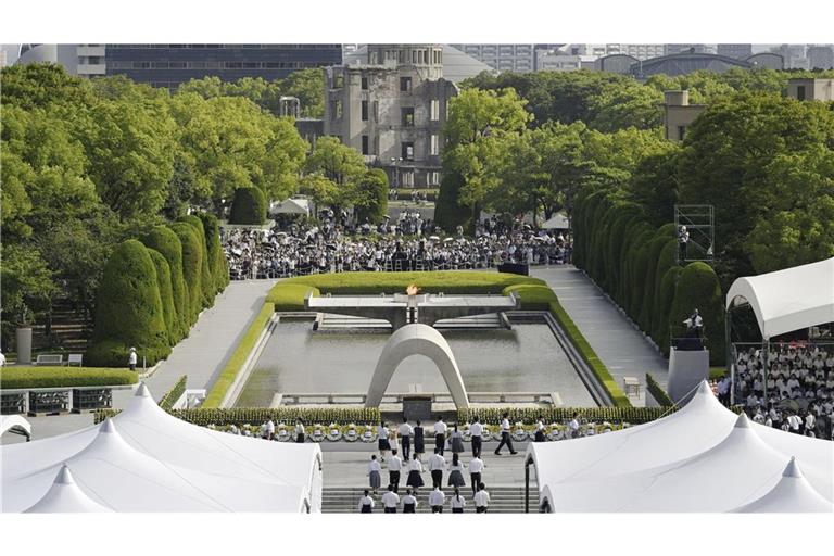 Besucher nehmen an der Zeremonie zum 80. Jahrestag des Bombenabwurfs im Hiroshima Peace Memorial Park teil.