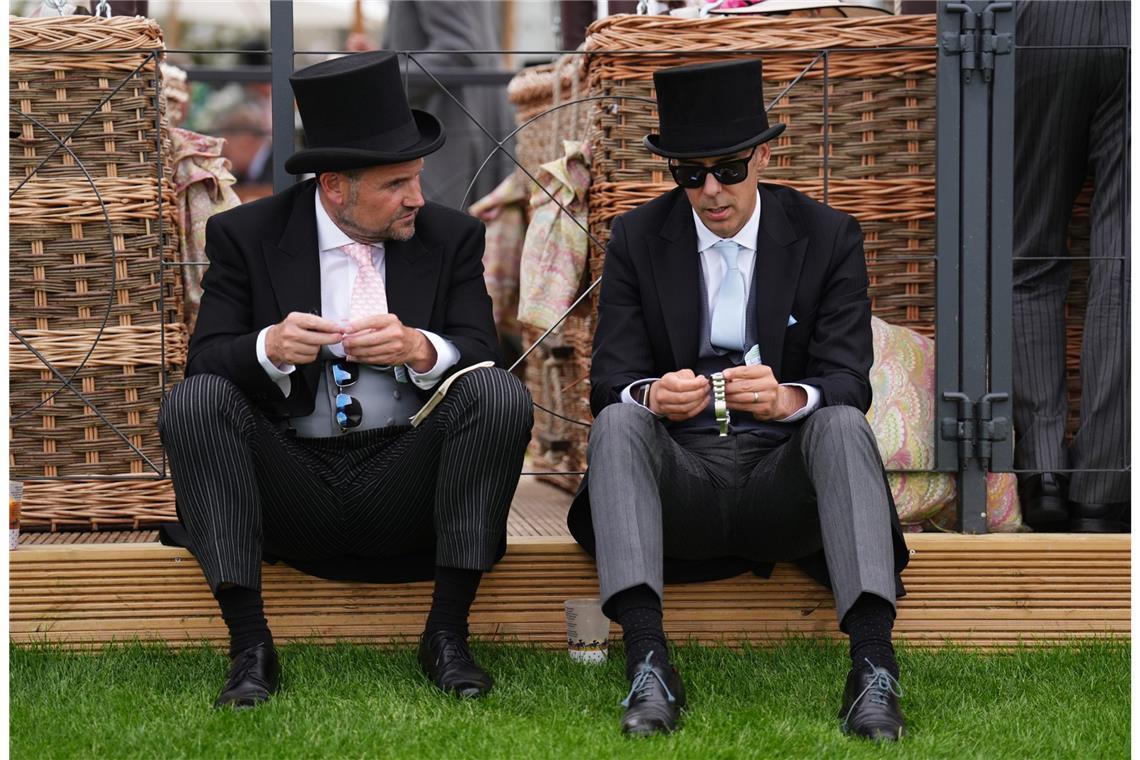 Besucher unterhalten sich am ersten Tag des Royal Ascot auf der Pferderennbahn von Ascot.