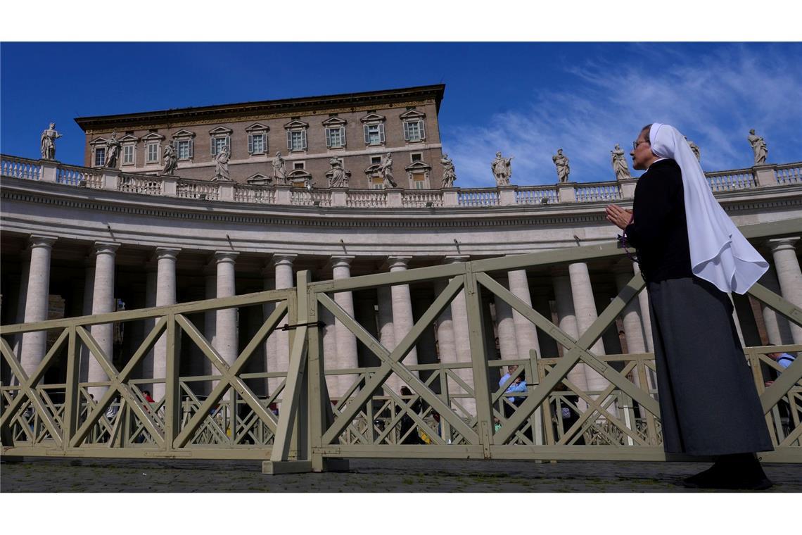 Bilder des Tages Beten für den Papst: Nonne vor dem Studiofenster des Vatikans,wo Papst Franziskus normalerweise seinen Segen erteilt.