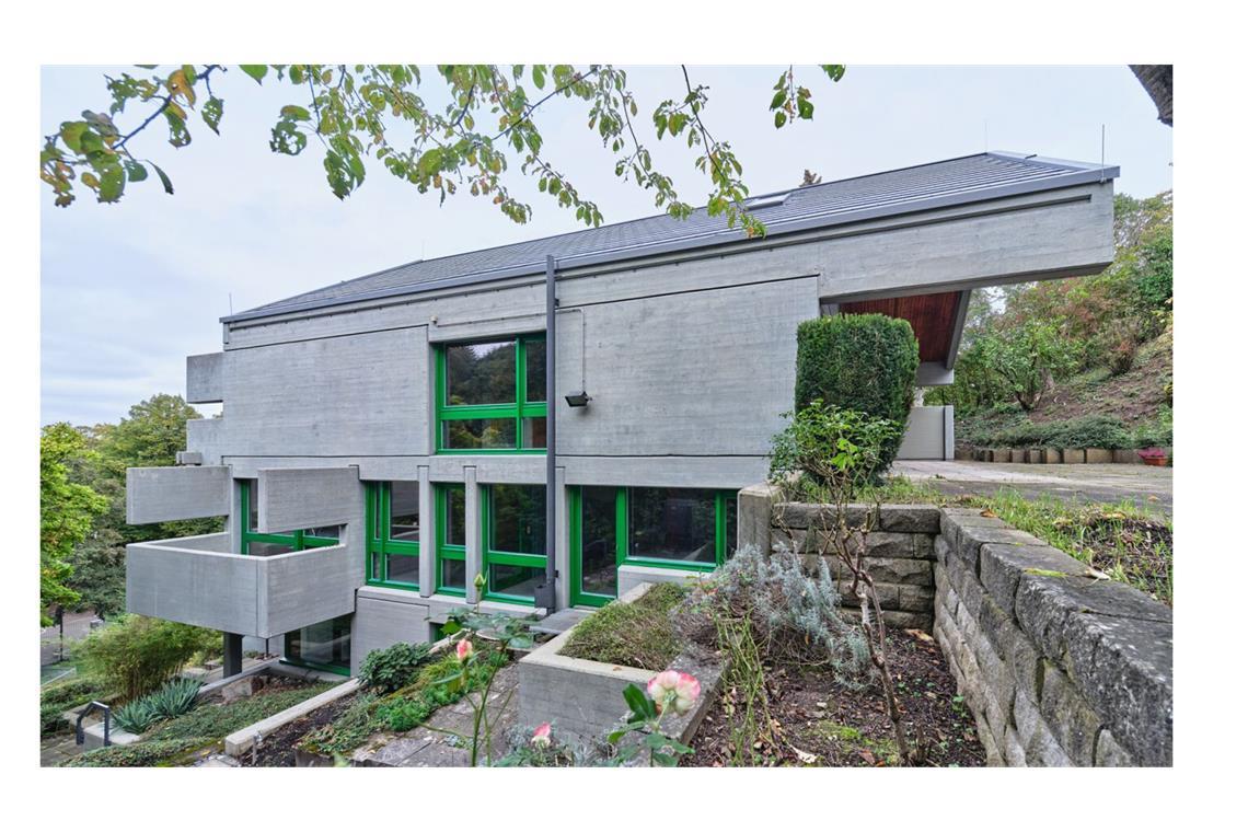 5 der besten umgebauten Villen und Wohnungen in Stuttgart Beton, markante Farbakzente: Das von Klaus Franz 1969 entworfene Haus auf einer der Halbhöhen Stuttgarts hat ein neues Dach aus Solarziegeln erhalten bei der Sanierung durch den Stuttgarter Architekten Matthias Ludwig.