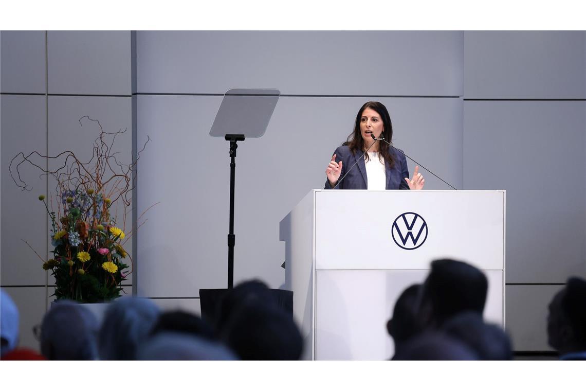 Betriebsratschefin Daniela Cavallo fordert in ihrer Rede klarere Vorgaben für Konzerntöchter wie Audi und Porsche.