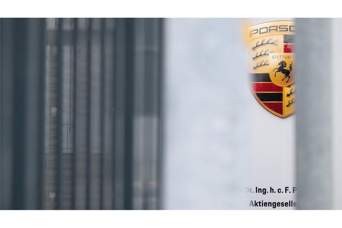 Warum Porsche rund 1.900 Stellen streichen will Betroffen ist auch das Stammwerk in Stuttgart-Zuffenhausen. (Archivbild)