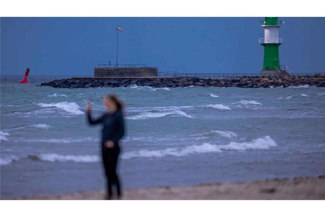 Sauerstoffmangel wohl Ursache für Fischsterben bei Rostock Betroffen vom jüngsten Fischsterben war die Küste von Markgrafenheide, Hohe Düne, Warnemünde bis Heiligendamm. (Archivbild)