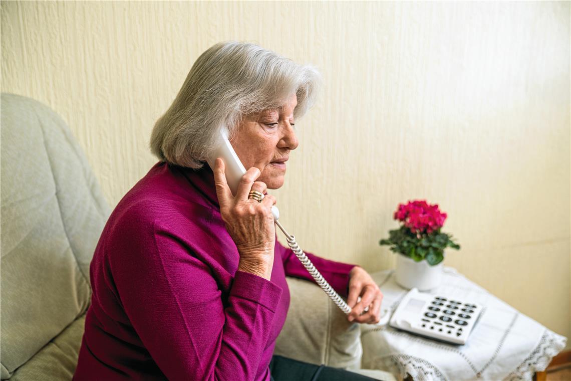 Telefonbetrüger machen Beute Betrüger geben sich meist als Verwandte aus und bitten kurzfristig wegen einer Notlage um Bargeld. Symbolfoto: Maik Goering
