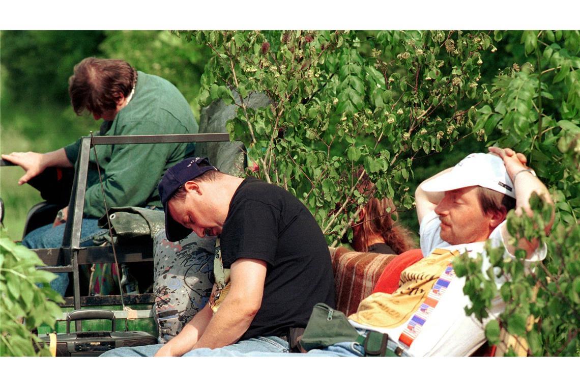 Betrunkene Männer schlafen nach einem anstrengenden Herrentag an Christi Himmelfahrt ihren Rausch aus (Archivbild).
