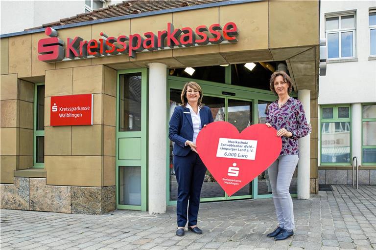 Bettina Volz, Leiterin des Beratungscenters Murrhardt (links), übergibt Musikschulleiterin Judith-Maria Matti den symbolischen Spendenscheck. Foto: Benjamin Beytekin