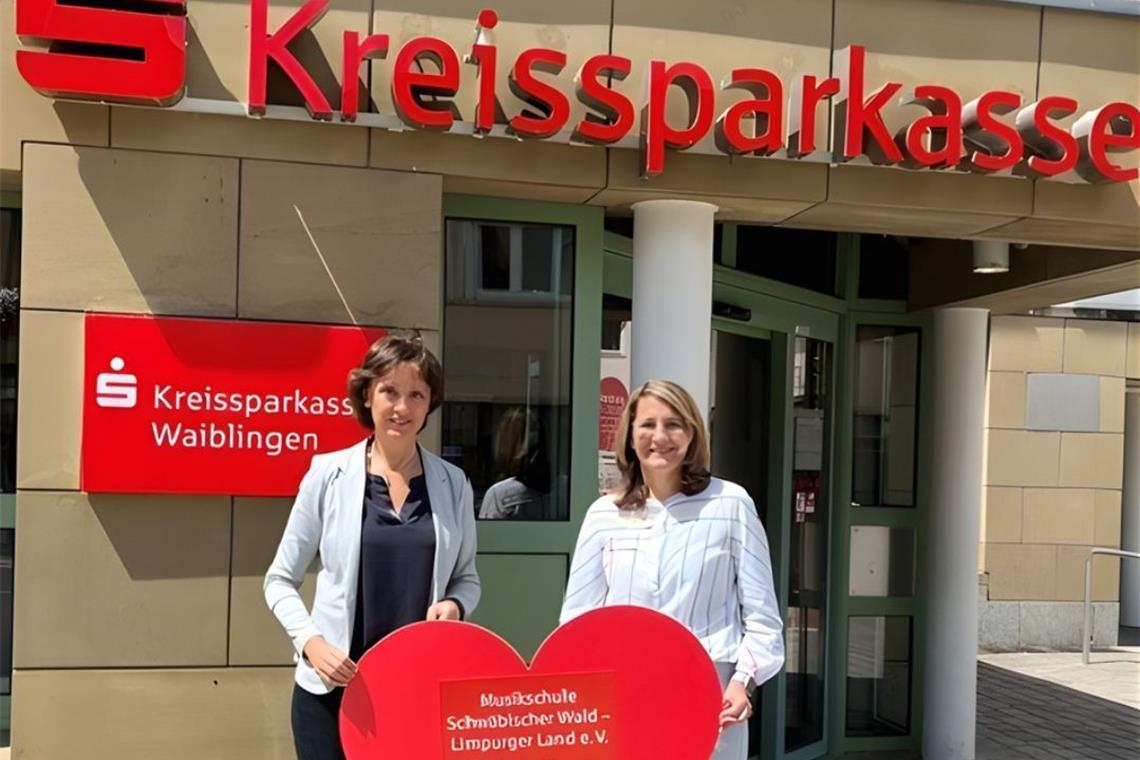 Bettina Volz (links) übergibt den Scheck an Judith-Maria Matti, Leiterin der Musikschule Schwäbischer Wald/Limpurger Land. Foto: privat
