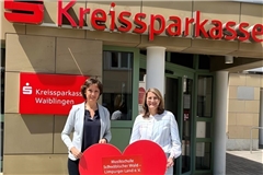 Bettina Volz (links) übergibt den Scheck an Judith-Maria Matti, Leiterin der Musikschule Schwäbischer Wald/Limpurger Land. Foto: privat