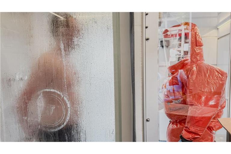 Bevölkerungsschutzübung resConEx ’26 in Köln: Statist bei CBRN-Übung dekontaminiert
