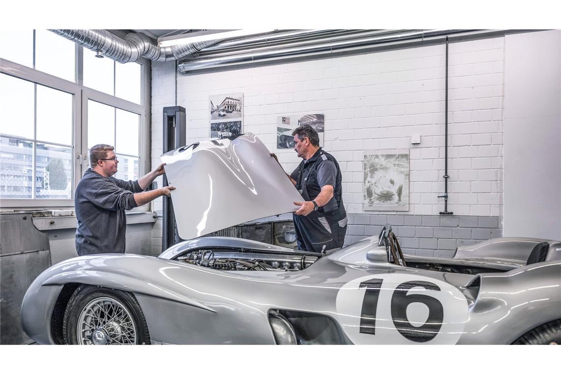 Das teuerste Auto der Welt – Mercedes macht sich selbst Konkurrenz Bevor der Stromlinienwagen unter den Hammer kommt, wird er im Mercedes-Benz Classic Center in Fellbach einer umfangreichen Prüfung unterzogen.
