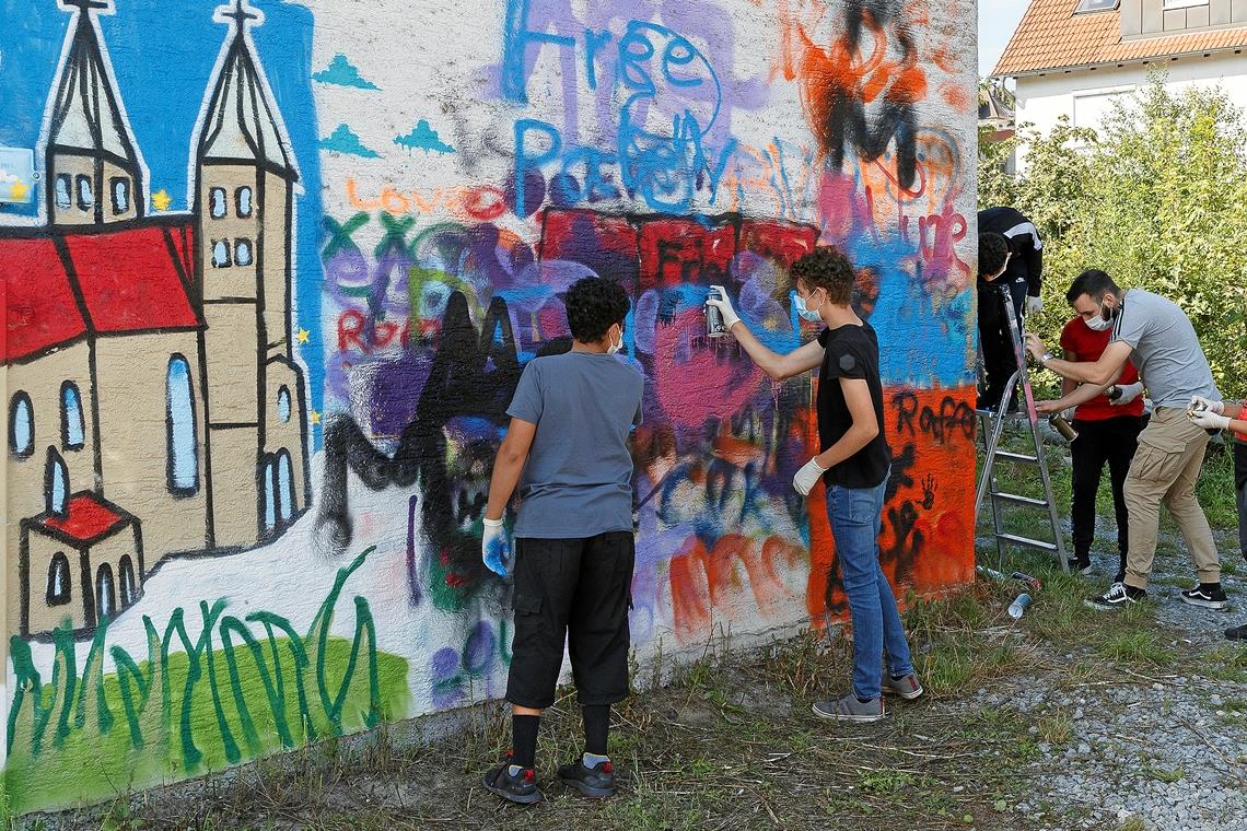 Bevor der zweite Teil des Graffitis aufgebracht wird, haben die Jungen an gleicher Stelle noch die Möglichkeit, sich mit den Sprühdosen vertraut zu machen.