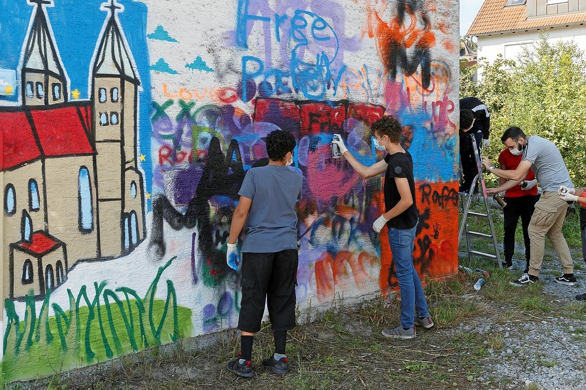 Schwäbisch lernen mit der Sprühdose Bevor der zweite Teil des Graffitis aufgebracht wird, haben die Jungen an gleicher Stelle noch die Möglichkeit, sich mit den Sprühdosen vertraut zu machen.