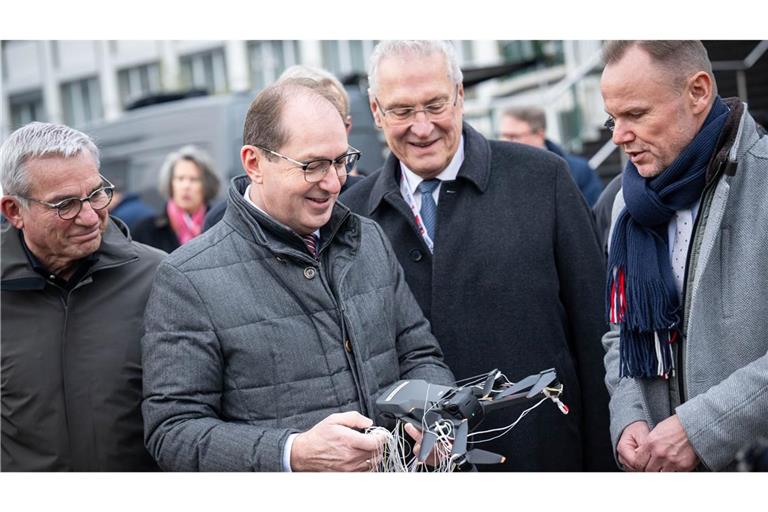 Bevor die Gespräche beginnen, zeigt die neue Drohnenabwehr-Einheit der Bundespolizeidirektion 11, was sie kann.