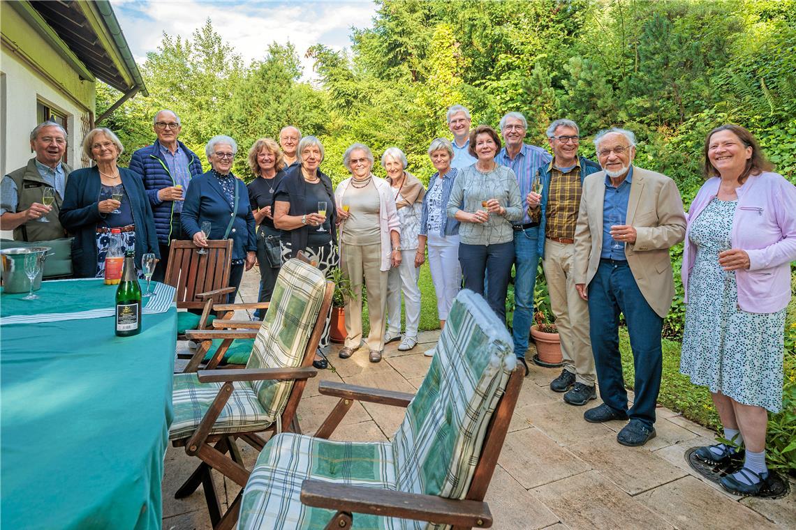 Die große Lust auf Horizonterweiterung Bevor es ran ans Thema geht, werden die Besucherinnen und Besucher von Gastgeber Heinz-Georg Kowalski (Zweiter von rechts) begrüßt und stoßen miteinander an. Foto: Stefan Bossow