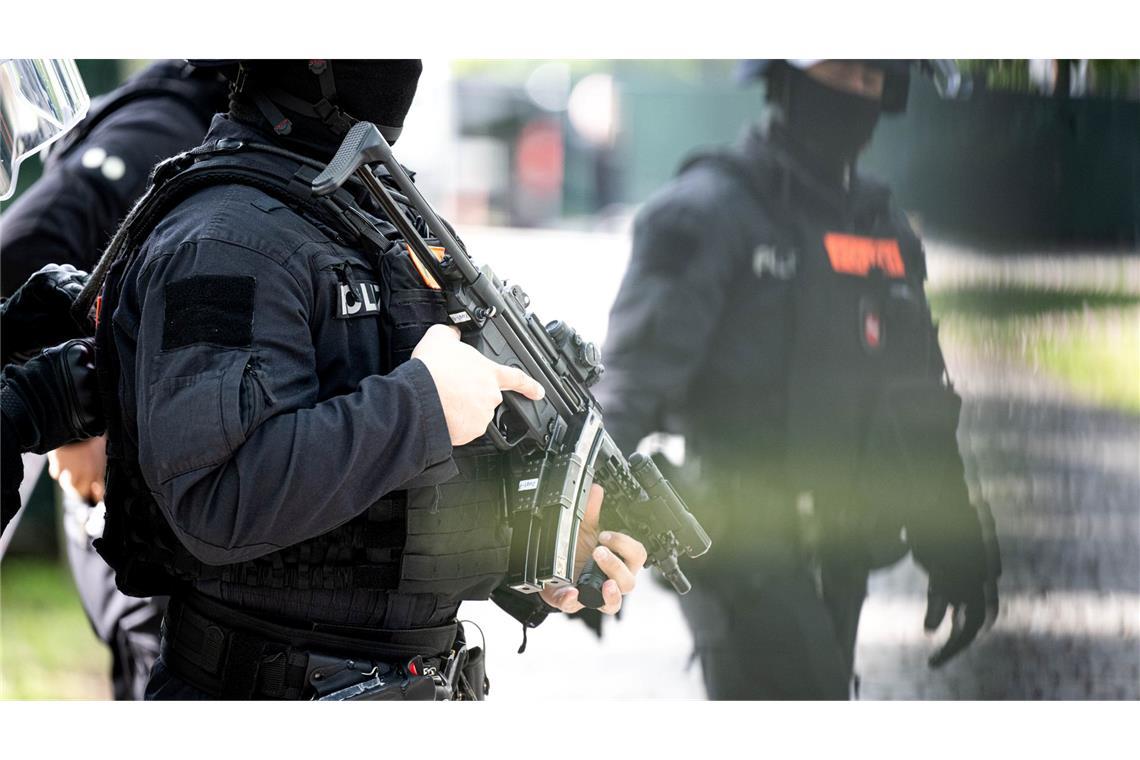 Bewaffnete Einsatzkräfte bewachen das Gerichtsgelände. (Archivbild)