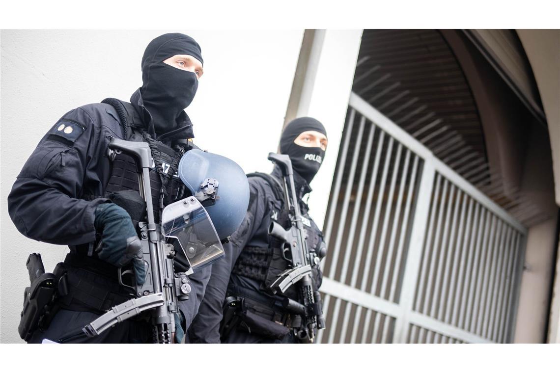 Polizei veröffentlicht neue Fotos mutmaßlicher RAF-Terroristen Bewaffnete Einsatzkräfte sicherten das Oberlandesgericht Celle, in dem der Prozess gegen die ehemalige RAF-Terroristin Daniela Klette stattfand. (Archivbild)