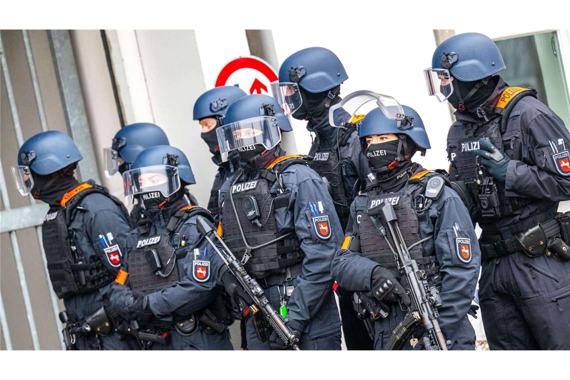 Lächelnd hinter Panzerglas – Klette-Prozess hat begonnen Bewaffnete Einsatzkräfte sicherten die Ankunft der Angeklagten.