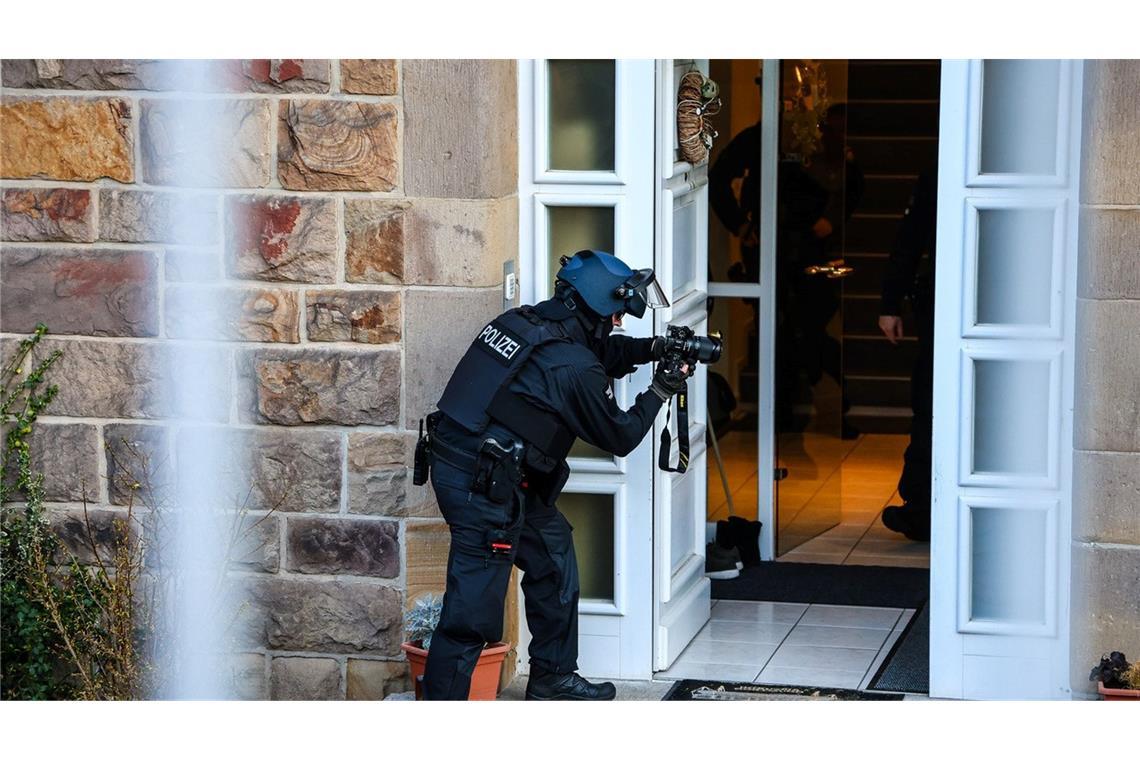 Bewaffnete Einsatzkräfte waren in Iserlohn vor Ort.