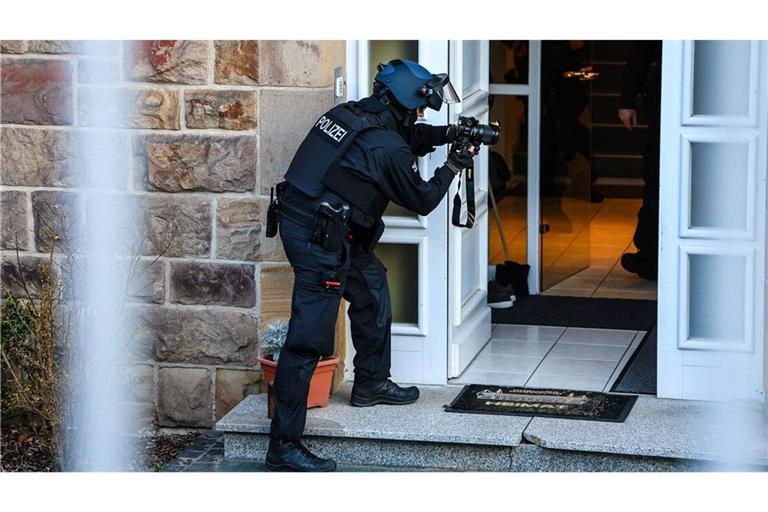 Bewaffnete Einsatzkräfte waren in Iserlohn vor Ort. Wegen Steuerbetrugs kam es in Deutschland und weiteren EU-Ländern zu Razzien.