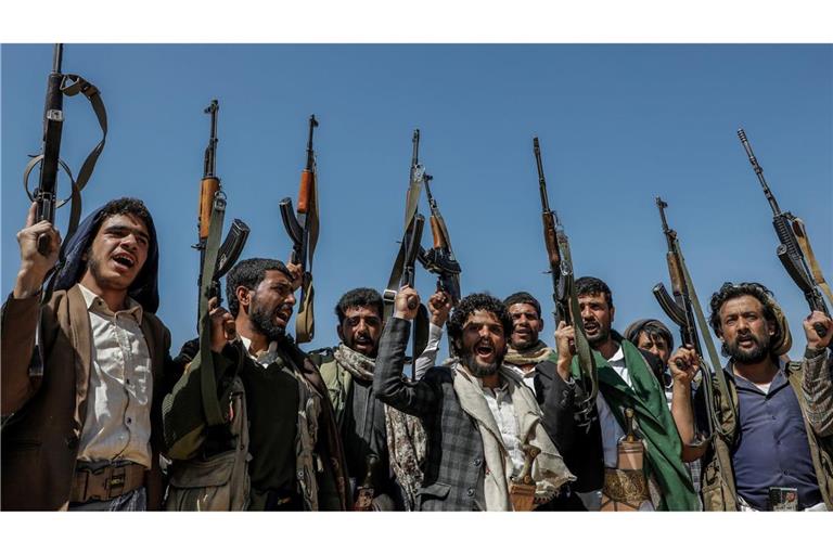 Bewaffnete Huthi-Mitglieder demonstrieren gegen Israel und die USA. (Archivbild)