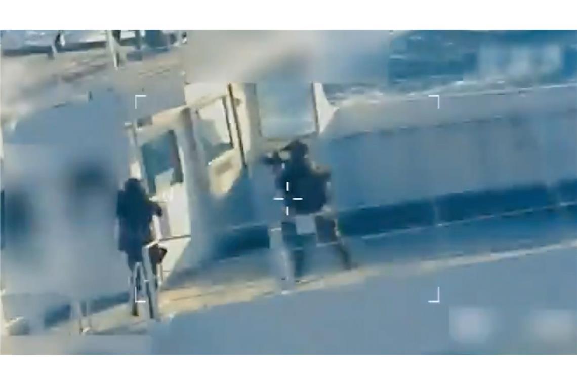 Bewaffnete Soldaten seilten sich auf den Tanker ab.