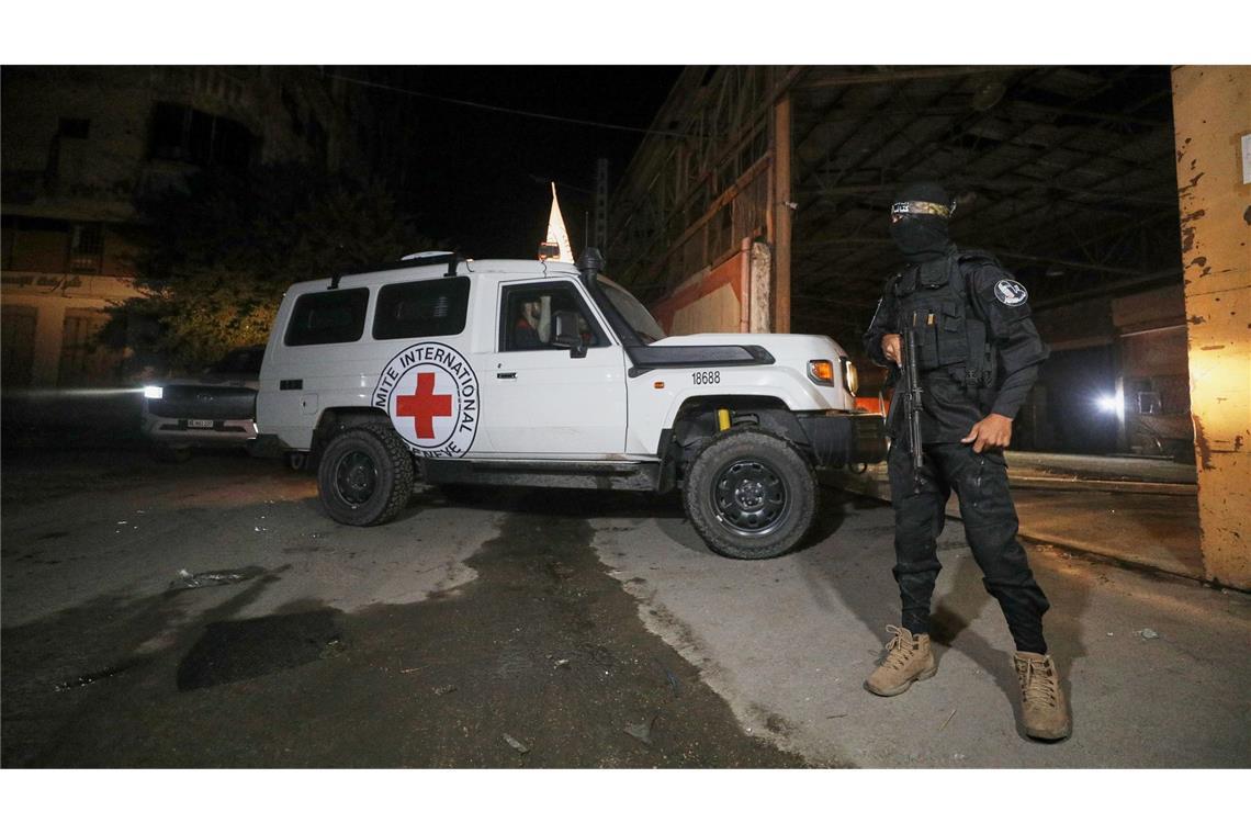 Bewaffneter Hamas-Mann bei Abholung der Särge im Gazastreifen.