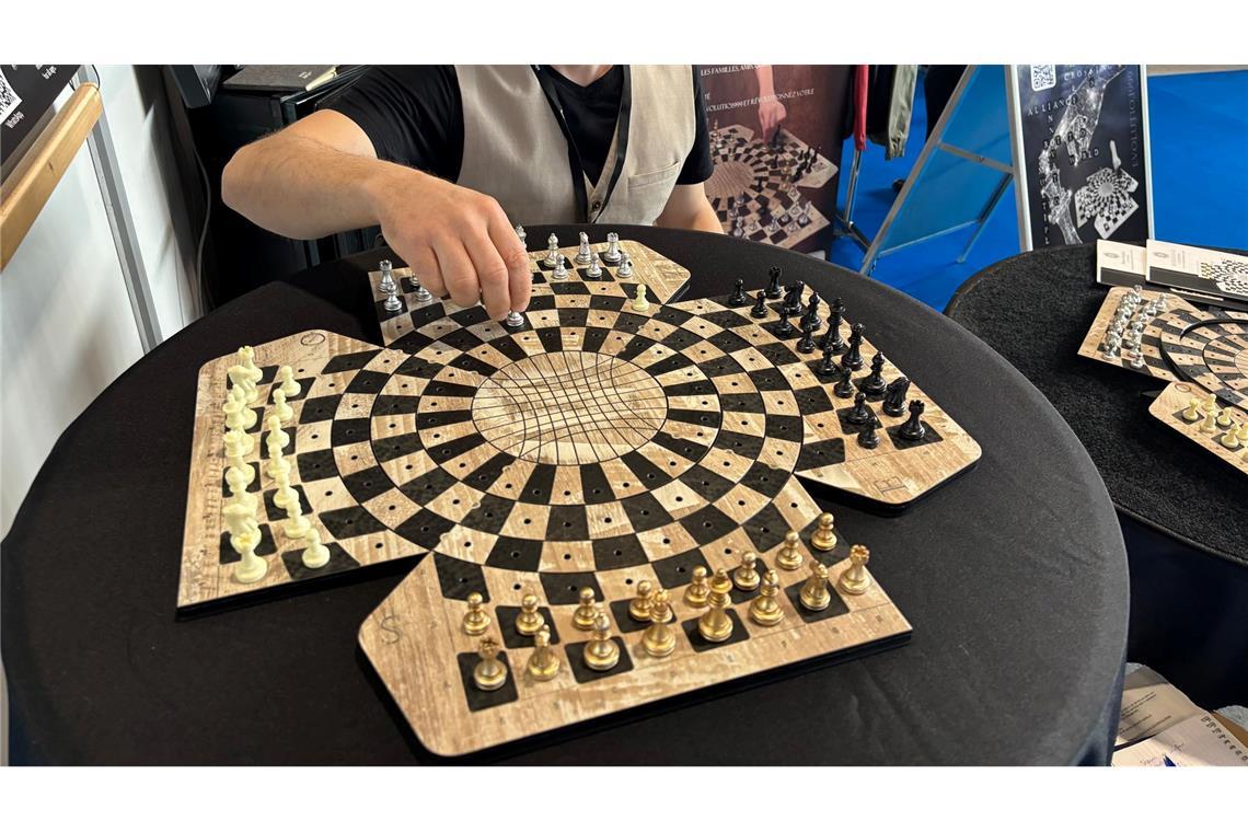 Die Hosenanziehhilfe und andere Erfindungen Bewegliche Spielfelder und 4 Gegner: Schachspiel der Superlative.