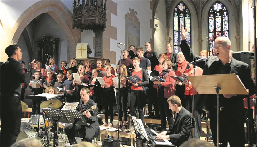 Bewegt und bewegend: Den Chören, Marco Rödiger (links) und Gottfried Mayer (rechts), der auch das Publikum einbindet, ist das Engagement anzusehen. Unterstützt werden sie von den Musikern (von links) Ferenc Mehl, Dominik Ludwig und Fabian Meyer. Foto: E. Klaper