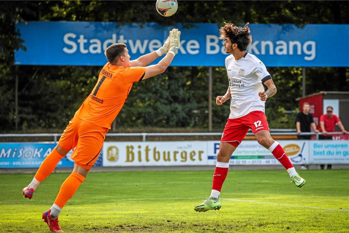 Flavio Santoro köpft die TSG Backnang ins Achtelfinale Bewies dreimal Köpfchen: Flavio Santoro (rechts). Der Angreifer erzielte beim 3:2 über Hollenbach alle TSG-Treffer. Foto: Alexander Becher