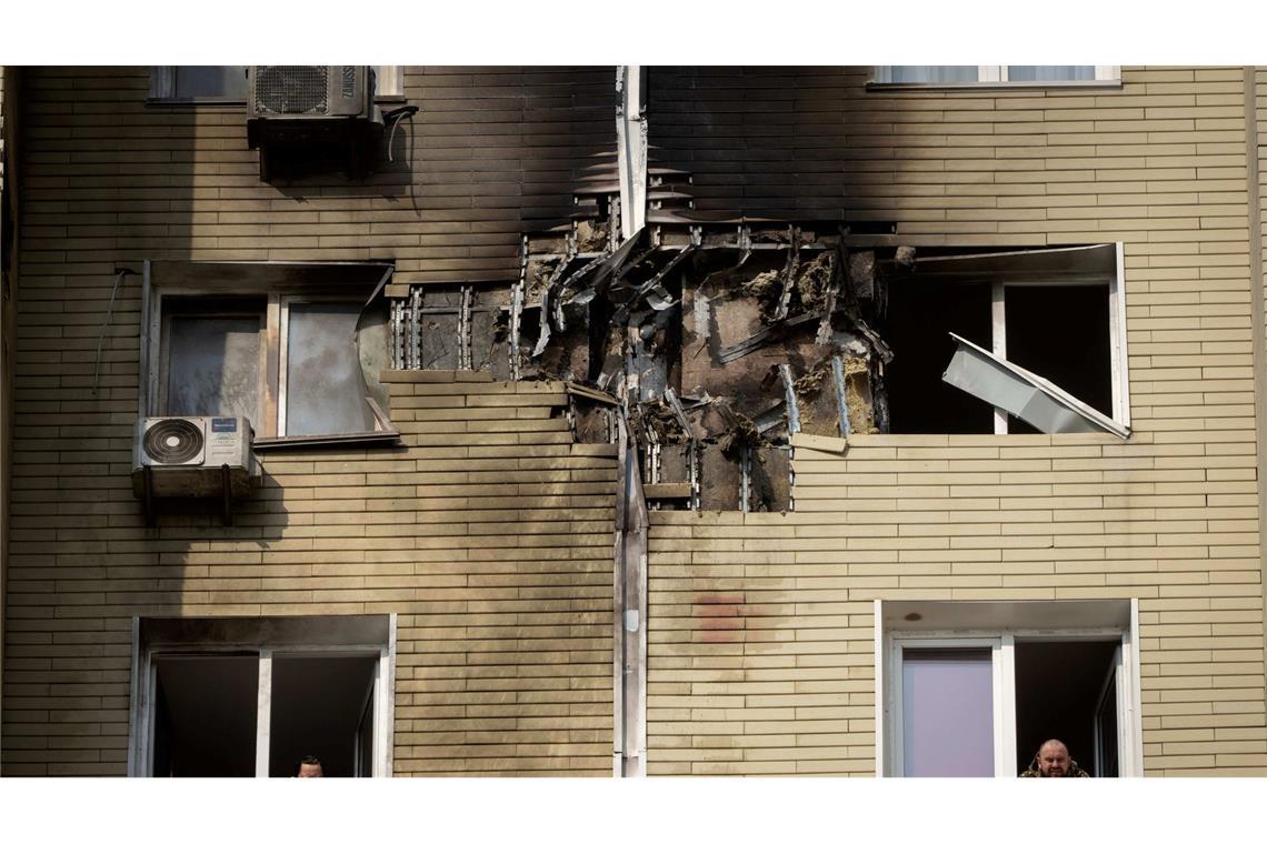 Bilder des Tages Bewohner blickt aus beschädigtem Haus nach nächtlichem Drohnenangriff in Kiew